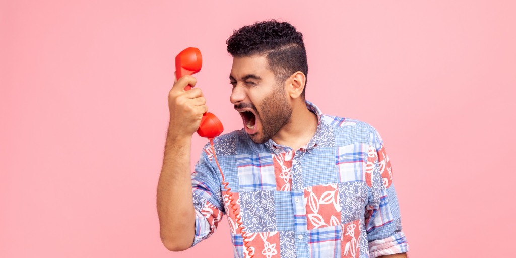 Ejemplo de un cliente en actitud violenta por teléfono.