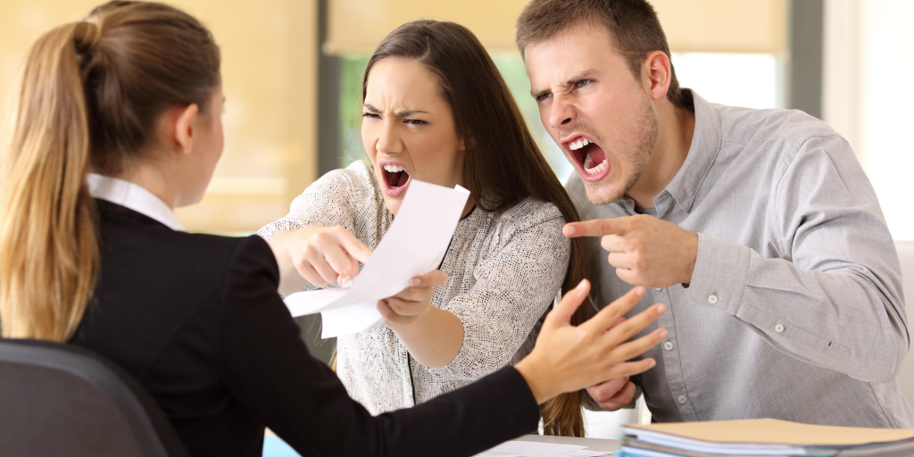 Ejemplo de clientes en actitud violenta frente a empleada.